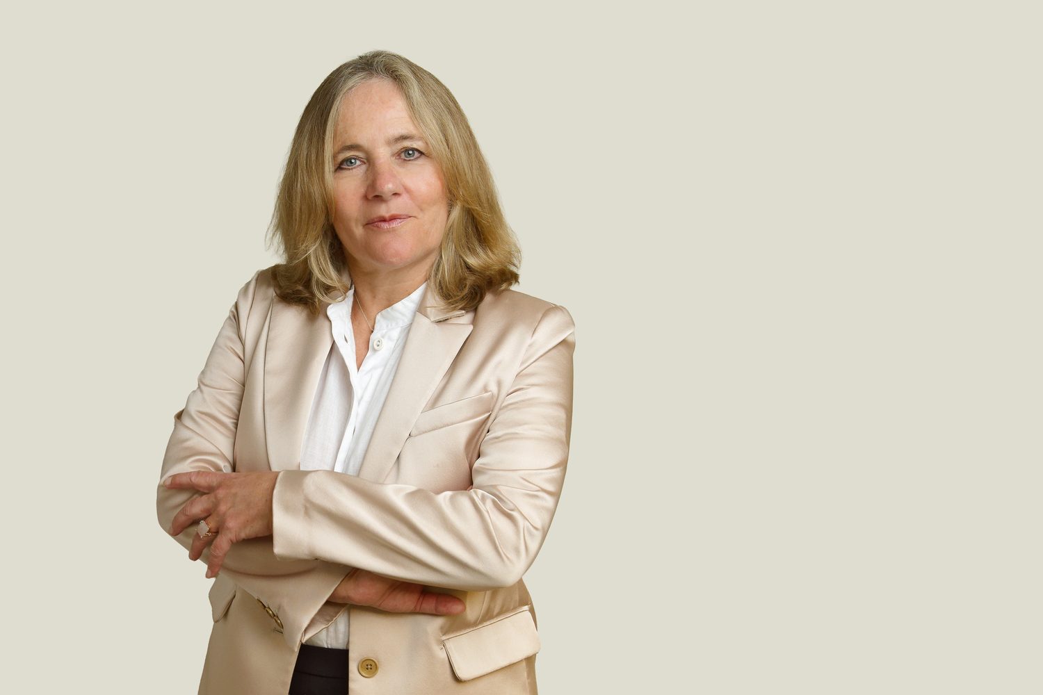 Irene Brandi, Immobilienberaterin, im hellen Blazer