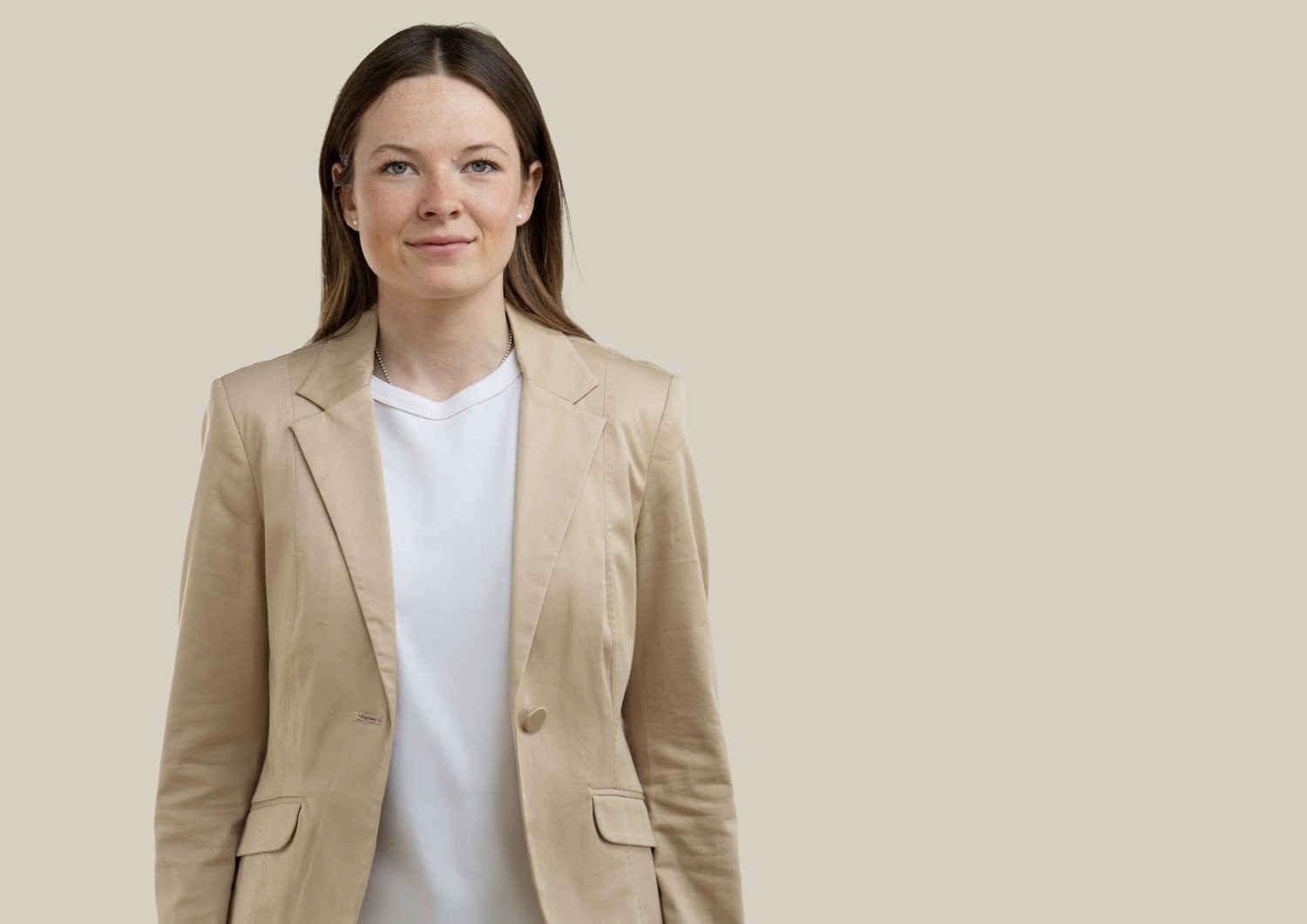 Naomi Zwick, Immobilienvermarktung, im beigen Blazer