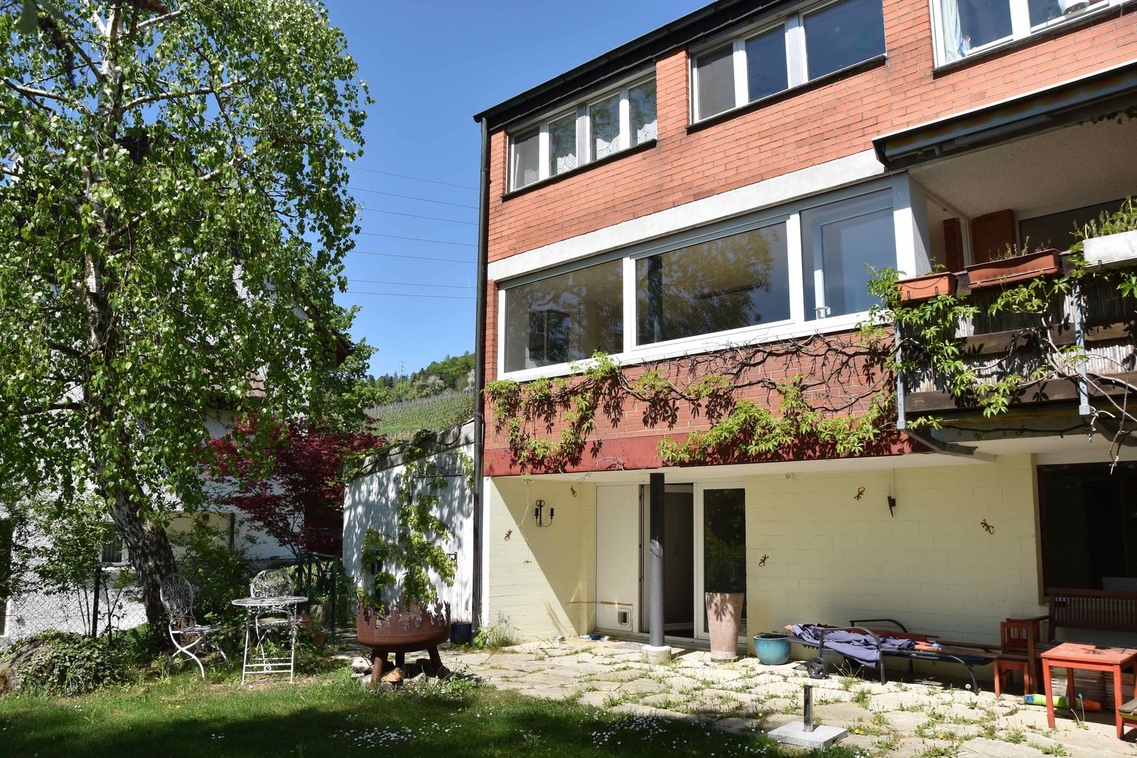 Zweigeschossiges Haus mit Garten, Terrasse und Sitzplatz