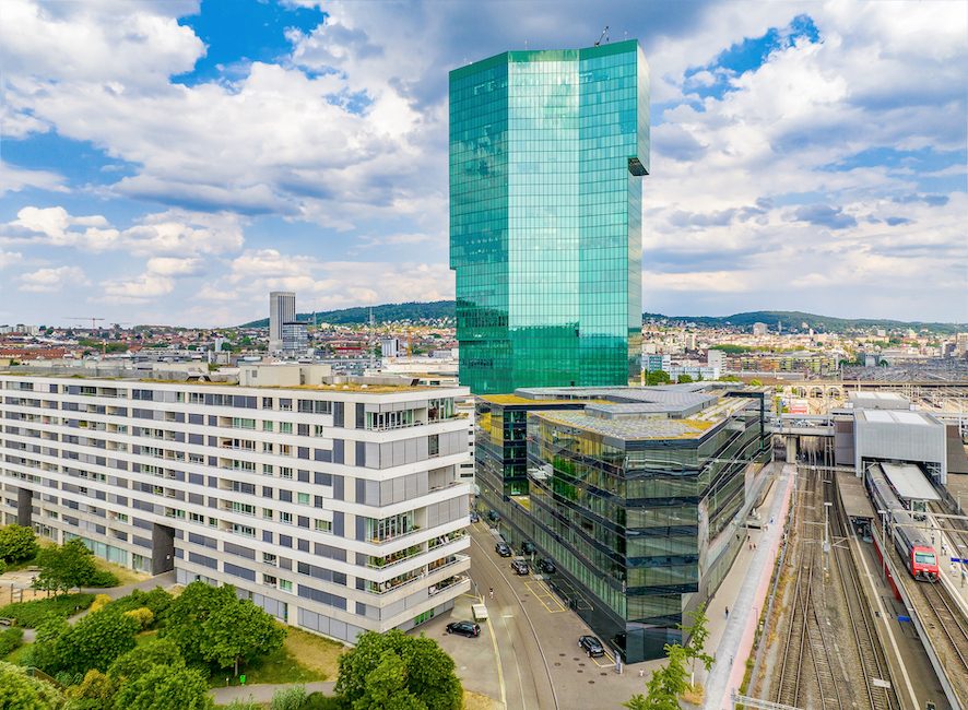 Luftaufnahme eines Zürcher Quartiers mit Wohnhäusern und Dächern